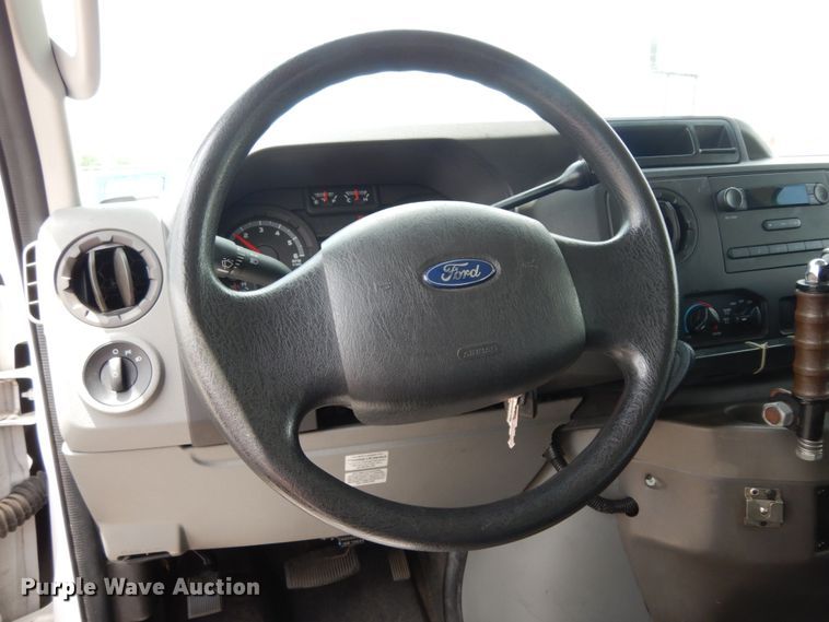 image for item DM6310 2009 Ford E350 Super Duty  shuttle bus