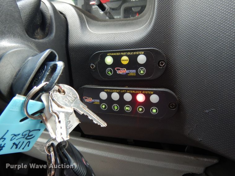 image for item DM6310 2009 Ford E350 Super Duty  shuttle bus