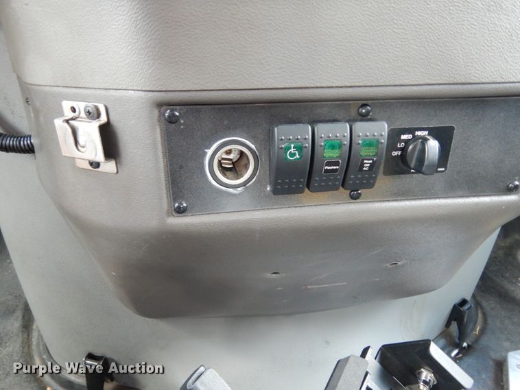 image for item DM6310 2009 Ford E350 Super Duty  shuttle bus