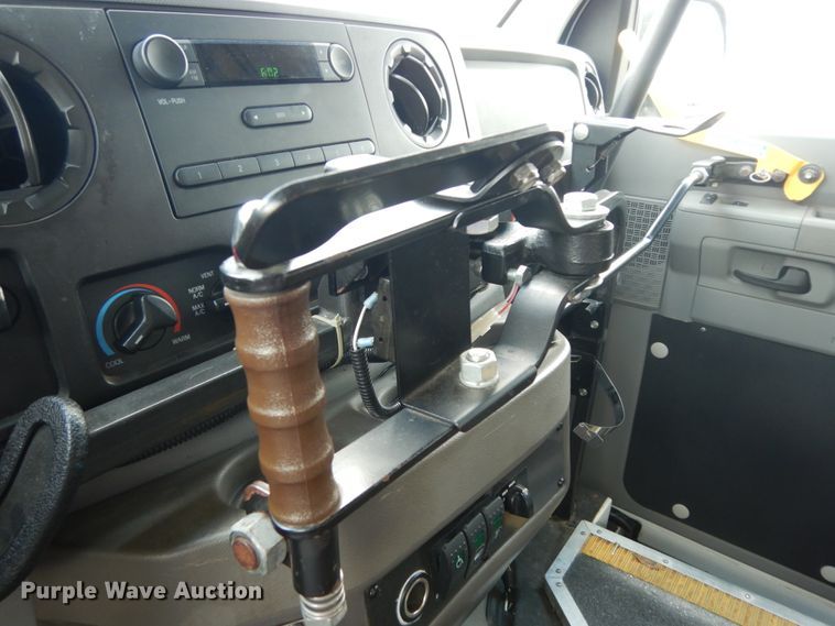 image for item DM6310 2009 Ford E350 Super Duty  shuttle bus