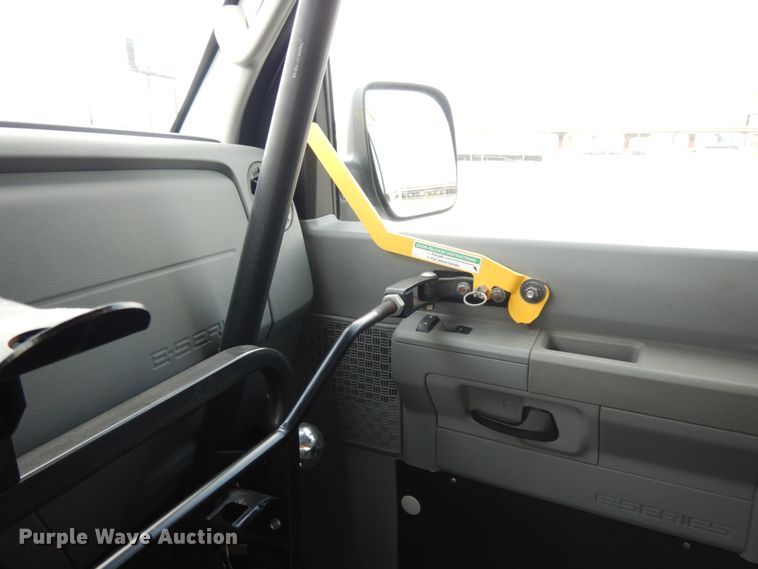 image for item DM6310 2009 Ford E350 Super Duty  shuttle bus