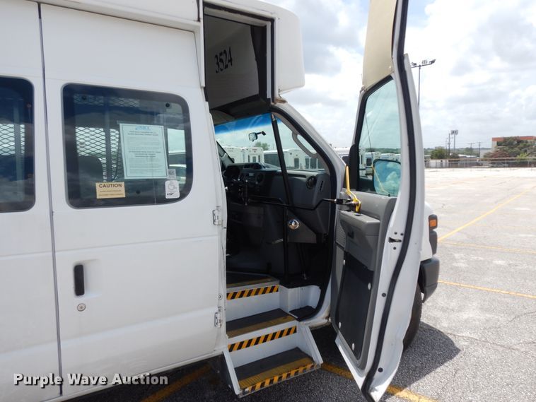 image for item DM6310 2009 Ford E350 Super Duty  shuttle bus