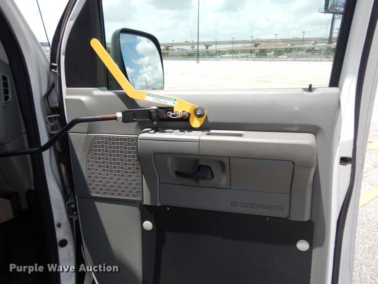 image for item DM6310 2009 Ford E350 Super Duty  shuttle bus