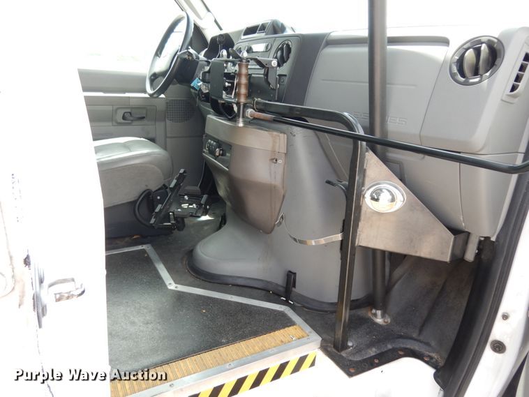 image for item DM6310 2009 Ford E350 Super Duty  shuttle bus