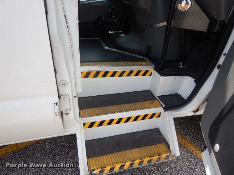 image for item DM6310 2009 Ford E350 Super Duty  shuttle bus