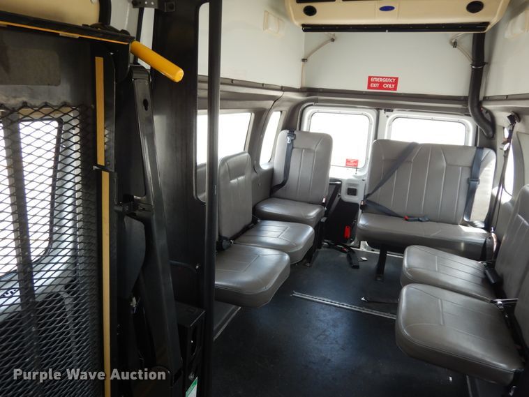 image for item DM6310 2009 Ford E350 Super Duty  shuttle bus