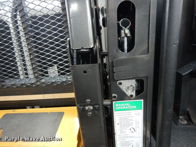 image for item DM6310 2009 Ford E350 Super Duty  shuttle bus