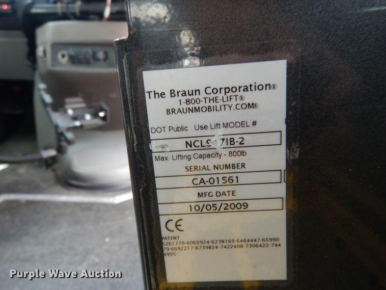 image for item DM6310 2009 Ford E350 Super Duty  shuttle bus