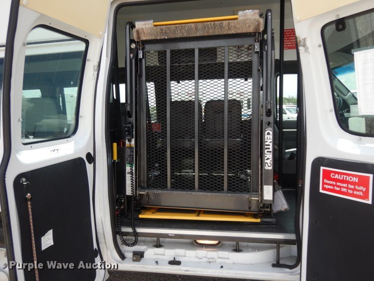 image for item DM6310 2009 Ford E350 Super Duty  shuttle bus