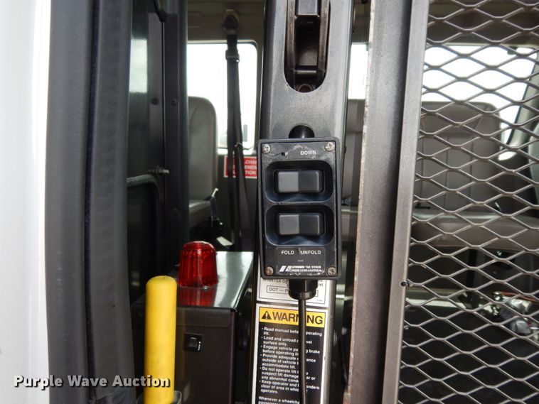 image for item DM6310 2009 Ford E350 Super Duty  shuttle bus