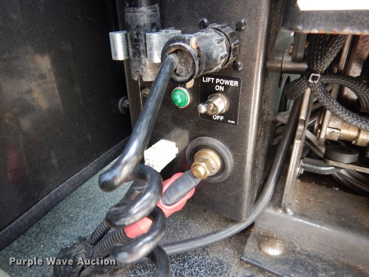 image for item DM6310 2009 Ford E350 Super Duty  shuttle bus