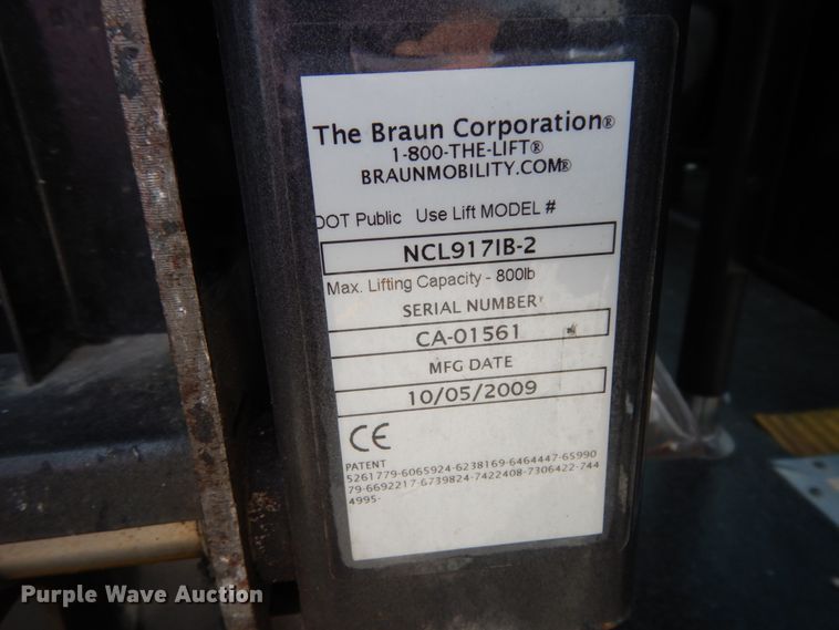 image for item DM6310 2009 Ford E350 Super Duty  shuttle bus