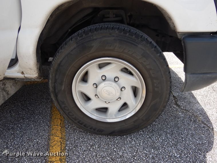 image for item DM6310 2009 Ford E350 Super Duty  shuttle bus