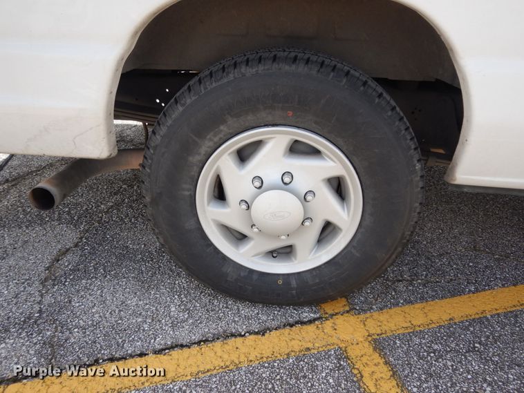 image for item DM6310 2009 Ford E350 Super Duty  shuttle bus