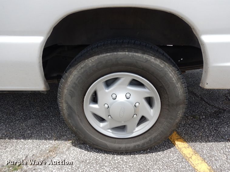 image for item DM6310 2009 Ford E350 Super Duty  shuttle bus