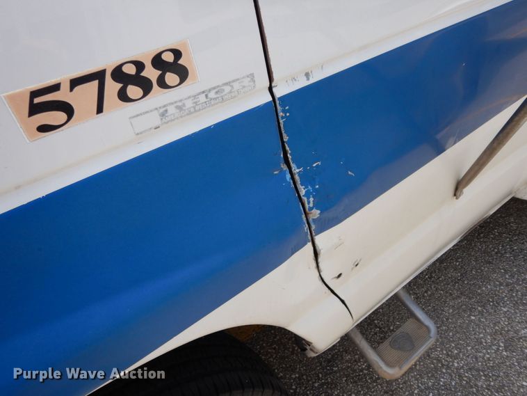 image for item DM6311 2002 Ford Econoline E450  shuttle bus