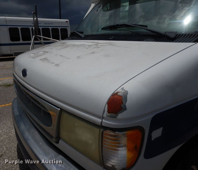 image for item DM6311 2002 Ford Econoline E450  shuttle bus