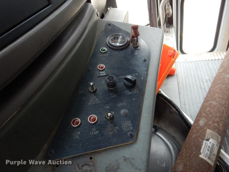 image for item DM6311 2002 Ford Econoline E450  shuttle bus