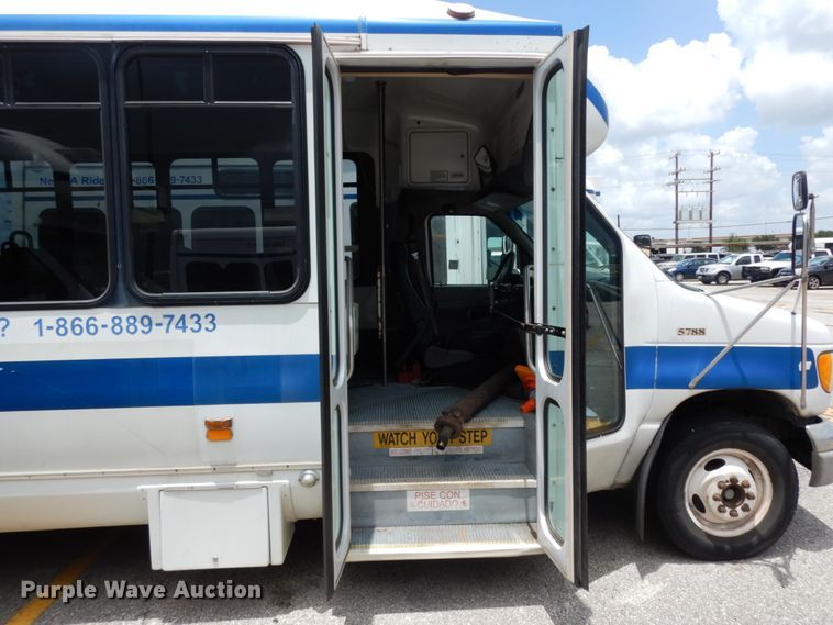 image for item DM6311 2002 Ford Econoline E450  shuttle bus