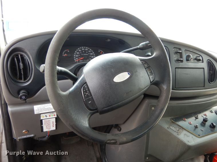 image for item DM6311 2002 Ford Econoline E450  shuttle bus