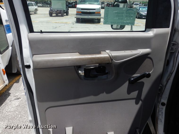 image for item DM6311 2002 Ford Econoline E450  shuttle bus