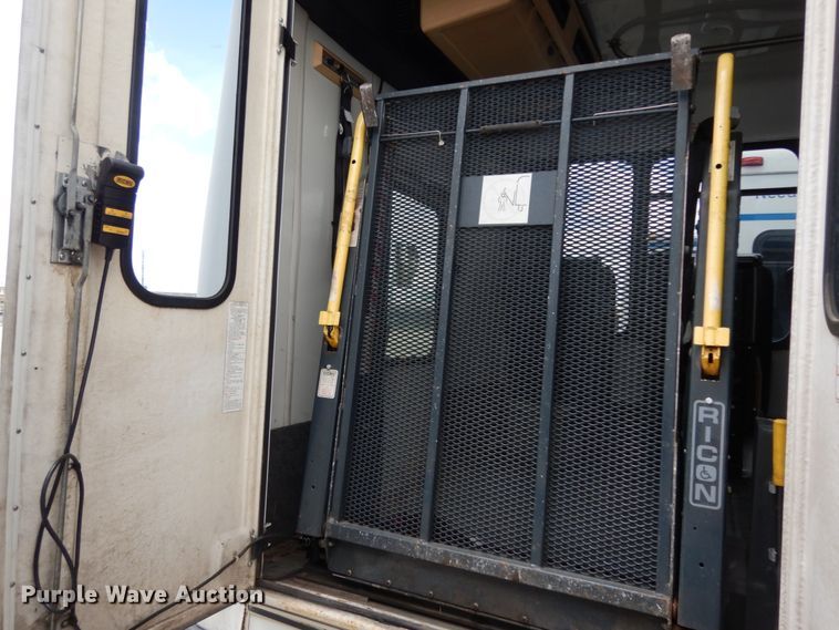 image for item DM6311 2002 Ford Econoline E450  shuttle bus