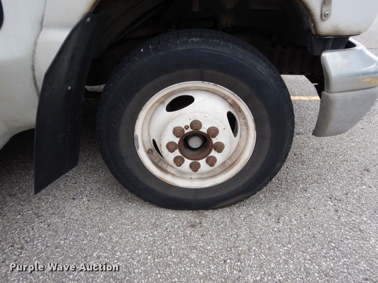 image for item DM6311 2002 Ford Econoline E450  shuttle bus