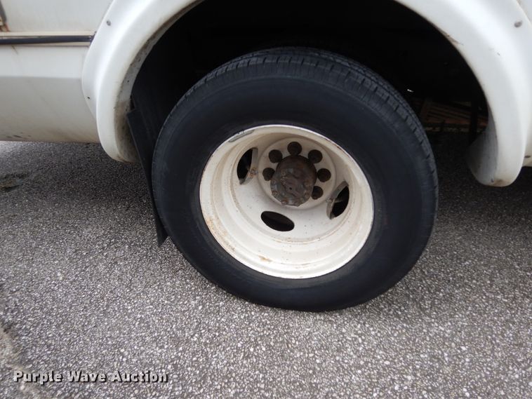 image for item DM6311 2002 Ford Econoline E450  shuttle bus