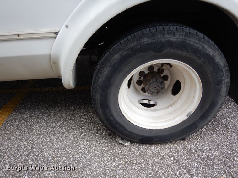 image for item DM6311 2002 Ford Econoline E450  shuttle bus