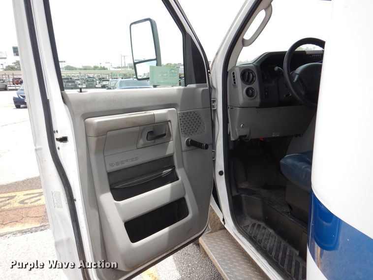 image for item DM6312 2010 Ford Econoline E450  shuttle bus