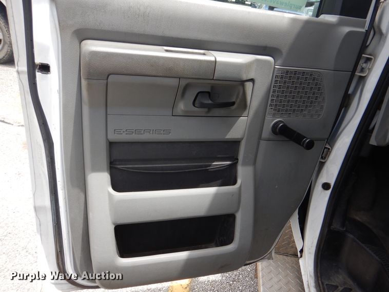 image for item DM6312 2010 Ford Econoline E450  shuttle bus