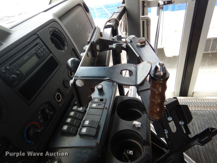 image for item DM6312 2010 Ford Econoline E450  shuttle bus