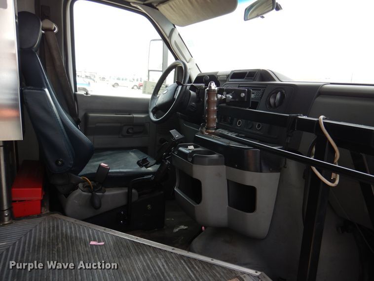 image for item DM6312 2010 Ford Econoline E450  shuttle bus