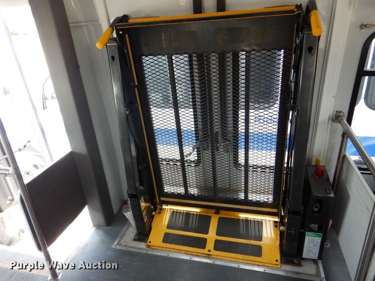 image for item DM6312 2010 Ford Econoline E450  shuttle bus