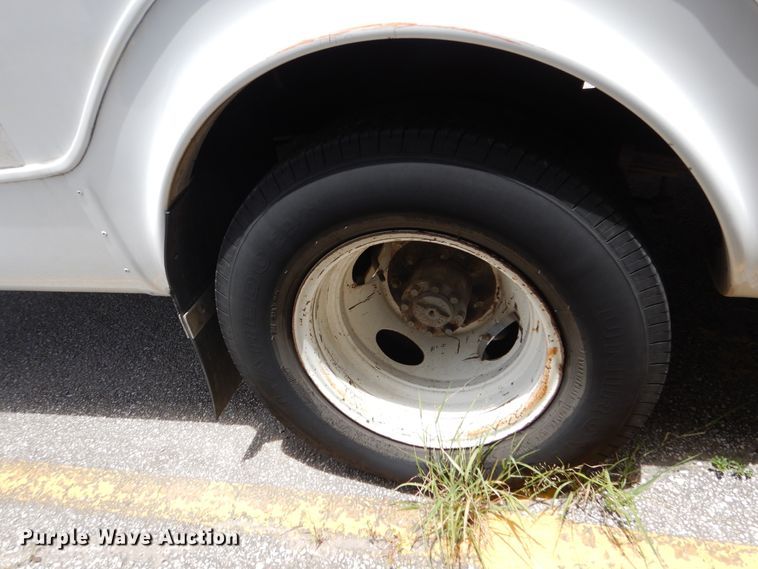 image for item DM6312 2010 Ford Econoline E450  shuttle bus