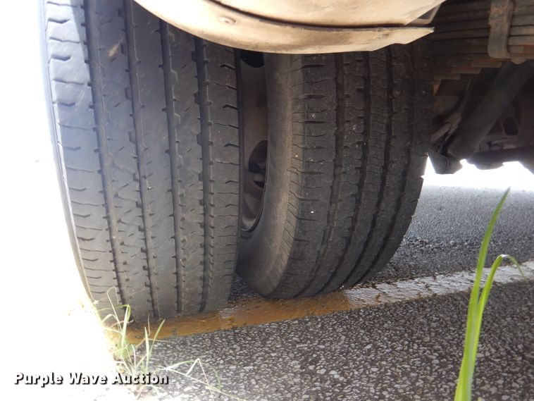 image for item DM6312 2010 Ford Econoline E450  shuttle bus