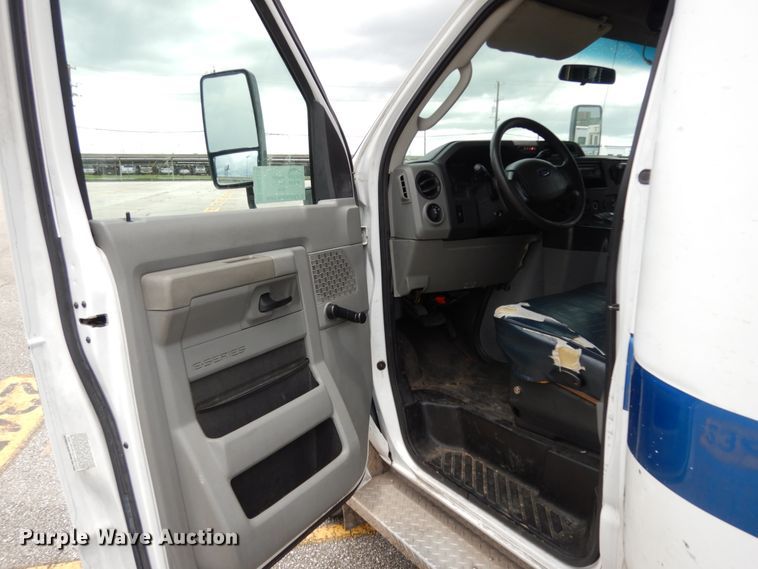 image for item DM6313 2009 Ford E450  shuttle bus