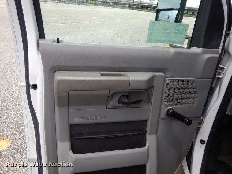 image for item DM6313 2009 Ford E450  shuttle bus