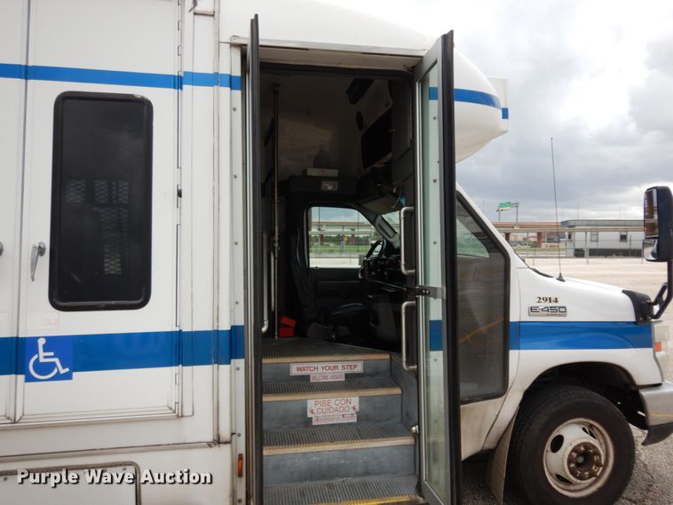 image for item DM6313 2009 Ford E450  shuttle bus