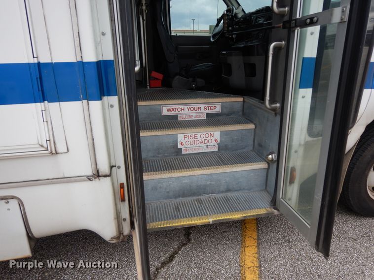 image for item DM6313 2009 Ford E450  shuttle bus
