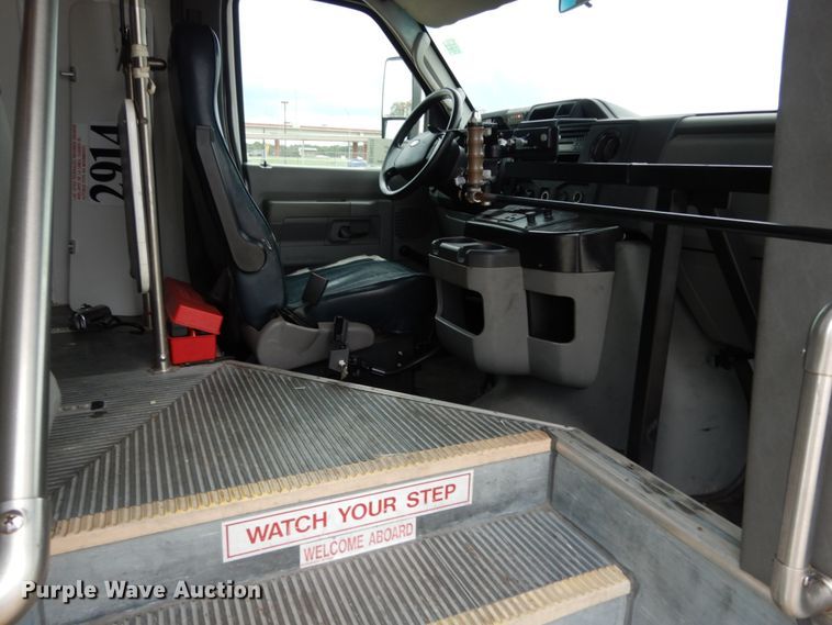 image for item DM6313 2009 Ford E450  shuttle bus