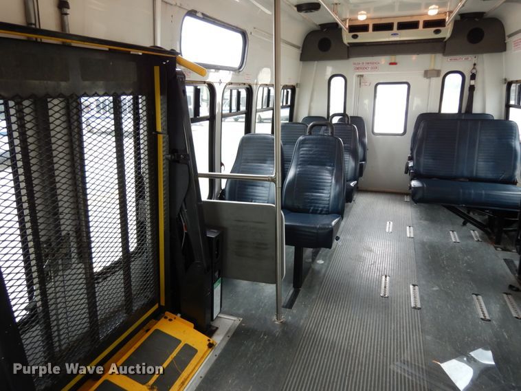 image for item DM6313 2009 Ford E450  shuttle bus