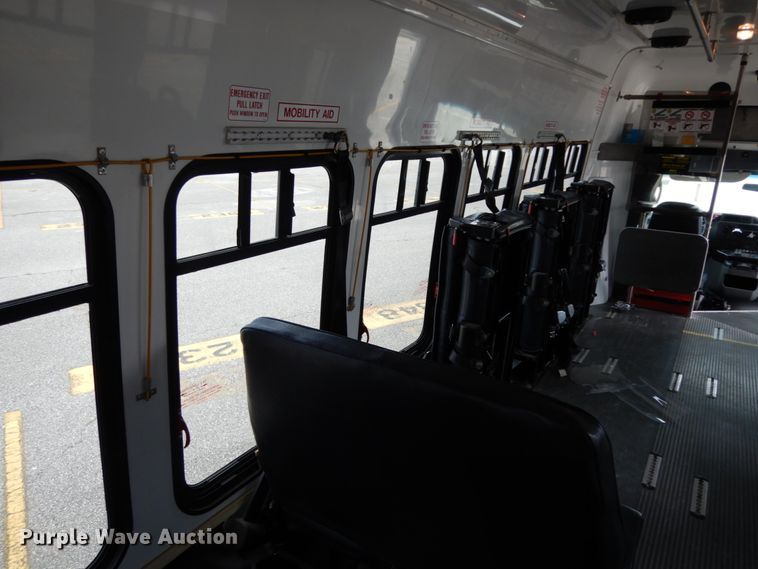 image for item DM6313 2009 Ford E450  shuttle bus