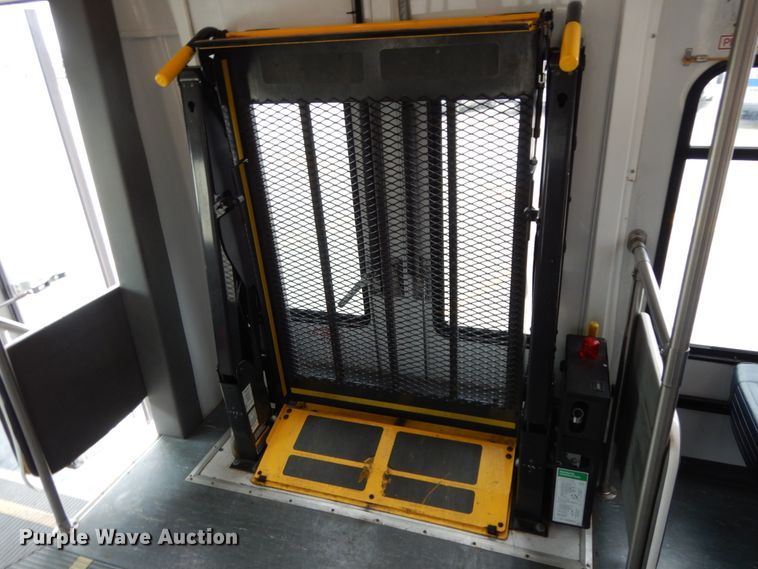 image for item DM6313 2009 Ford E450  shuttle bus