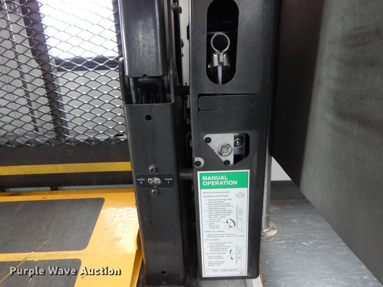 image for item DM6313 2009 Ford E450  shuttle bus