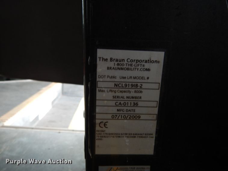 image for item DM6313 2009 Ford E450  shuttle bus