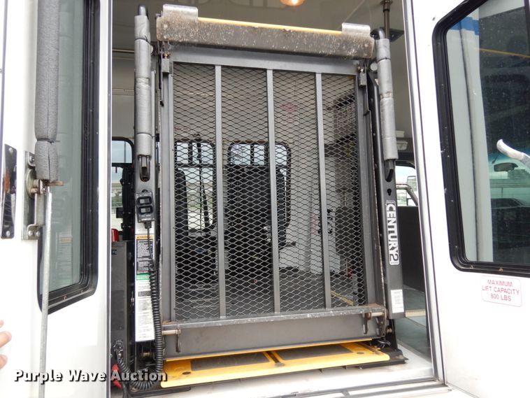 image for item DM6313 2009 Ford E450  shuttle bus