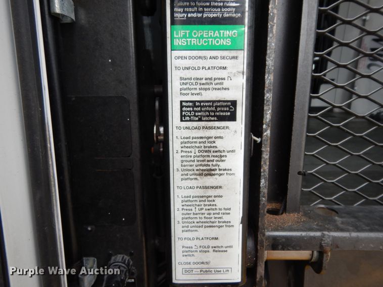 image for item DM6313 2009 Ford E450  shuttle bus