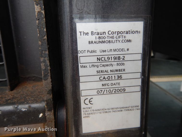 image for item DM6313 2009 Ford E450  shuttle bus