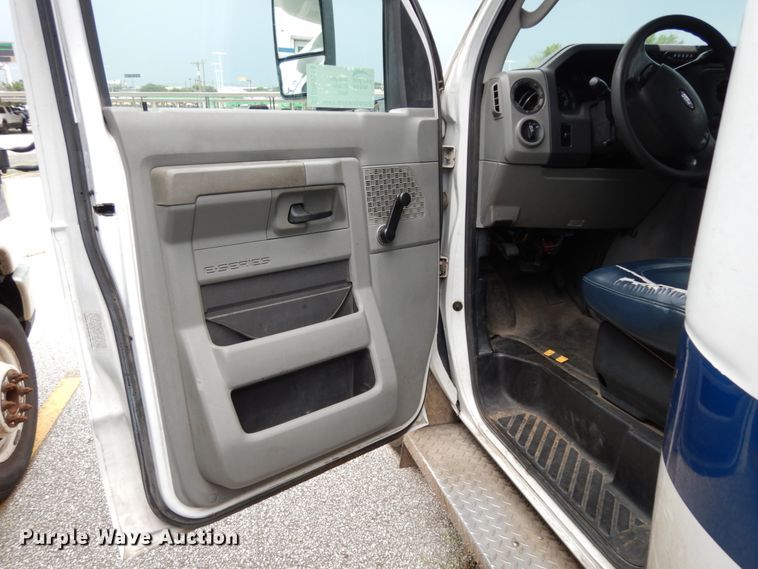 image for item DM6314 2009 Ford E450  shuttle bus